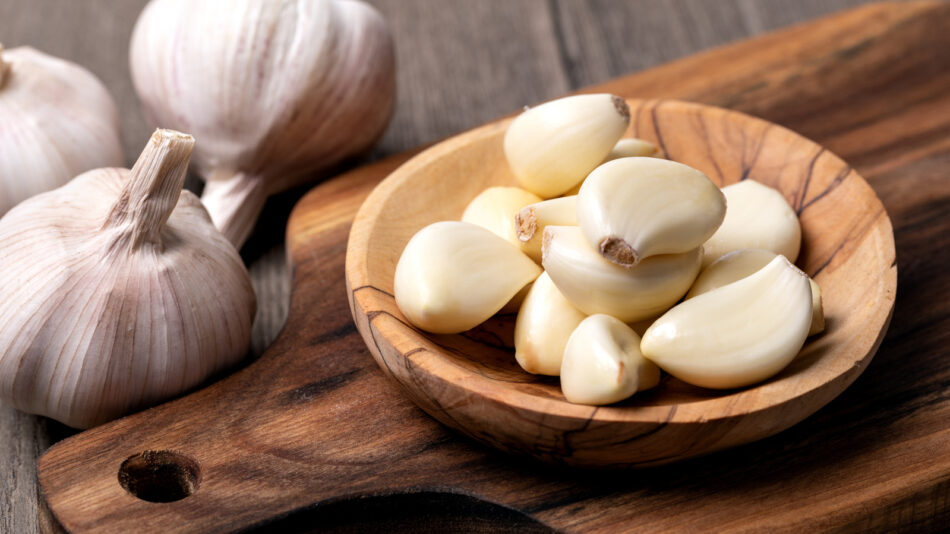 The Simplest Way To Peel Garlic Involves Two Bowls – The Daily Meal