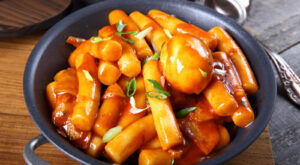 The Korean Street Food Tteokbokki Is Taking Over The Food Scene – The Daily Meal
