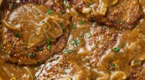 This Cube Steak and Gravy recipe can be pan fried on the stove top or cooked in the Crock Pot! This i… | Cube steak recipes, Beef cube steak recipes, Dinner recipes