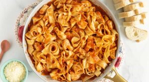 Easy Chicken in Tomato Sauce (with Pasta)