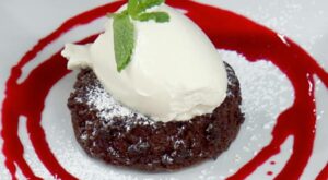 How To Make Chocolate Molten Cake | Follow Jeff Mauro’s easy hack for an ooey-gooey molten cake! 😋

Save the recipe: https://foodtv.com/2DK5j1t! | By Food Network | Facebook
