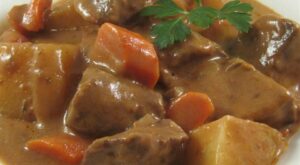Easy and Hearty Slow Cooker Beef Stew
