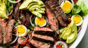 This easy steak cobb salad is just as healthy as it is delicious! Loaded with all the goodies incl… | Cobb salad recipe, Steak salad recipe, Creamy avocado dressing