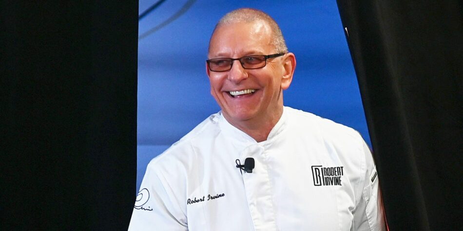 Celebrity chef Robert Irvine shares the biggest red flag he looks for when dining out in any restaurant