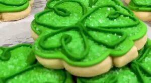 Shamrock Cookies | Feeling extra lucky this St. Patrick’s Day! ☘️☘️
🎥: DecoCookies | By Food Network | Facebook