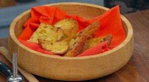 How to Make Katie’s Stovetop Garlic Bread | That garlic butter seeps deep into the pillowy baguette slices and the surface is perfectly toasted to get that satisfying, crispy crunch 🤤💯

Watch… | By Food Network | Facebook