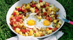 One-pan hash potatoes with bacon, tomato and egg – Delicious Magazine