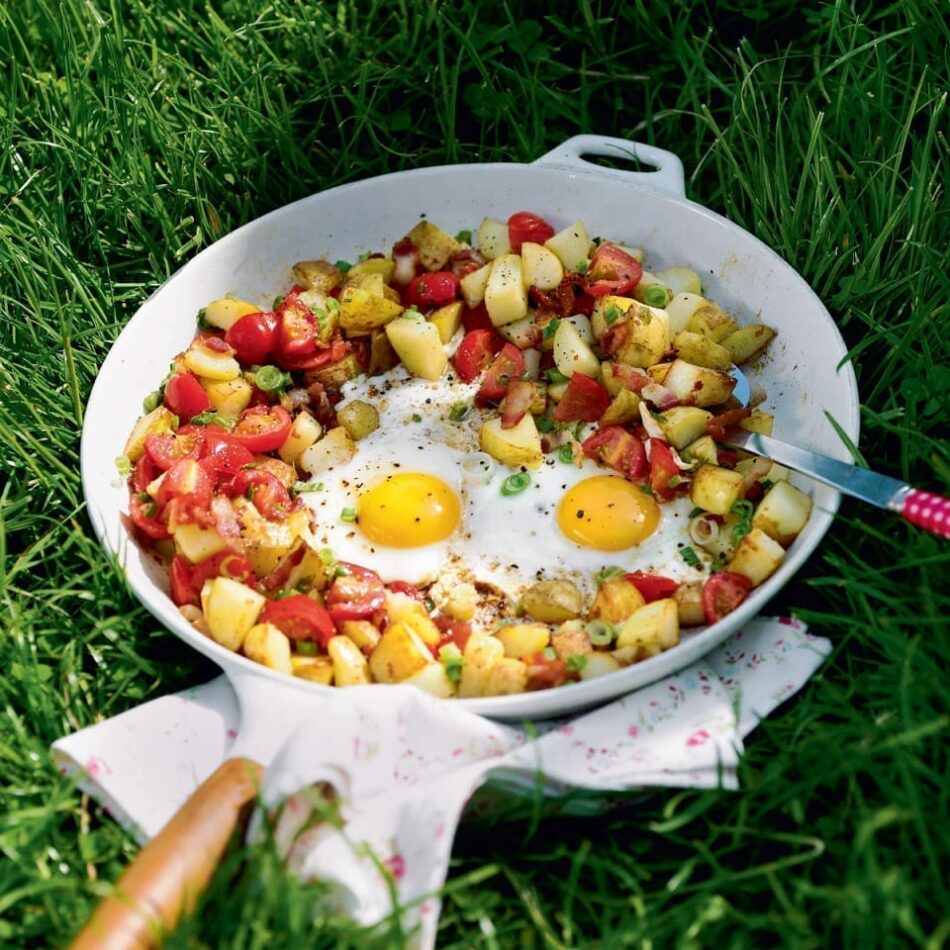 One-pan hash potatoes with bacon, tomato and egg – Delicious Magazine
