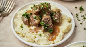 Tender Instant Pot Cubed Beef with Gravy – Easy Weeknight Dinner Idea!