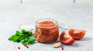 The Clever Reason You Should Add Water To Your Pasta Sauce Jar – Mashed