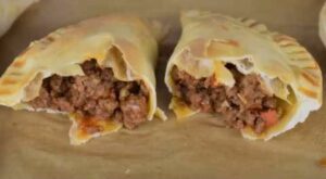 These beef empanadas are baked not fried and feature an easy-to-make ground beef filing. In this re… | Mexican food recipes authentic, Recipes, Mexican food recipes