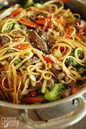 This Quick & Easy Beef Noodle Stir Fry can be made in just 20 minutes! Tender beef, fresh veggies, and noodles tossed togeth… | Recipes, Asian cooking, Pasta dishes