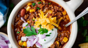 Beef Chili Recipe {Classic and Easy!} – The Seasoned Mom