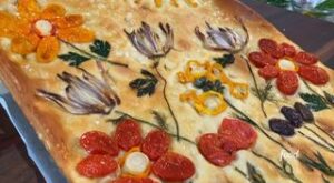 How to Make Geoffrey’s Garden Focaccia | Geoffrey Zakarian’s Garden Foccacia has a field of onion and cherry tomato flowers, dill “grass” and a bell pepper sun! 🌼

Watch #TheKitchen, Saturdays… | By Food Network | Facebook