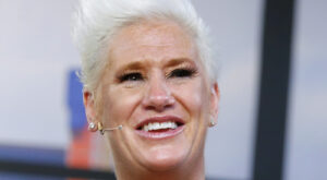 Anne Burrell Fans Are Grossed Out By This Wedding Cake Video – Mashed