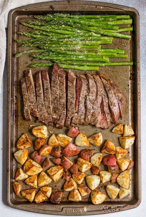 Dinner on one pan with this Parmesan Crusted Steak and Potato Sheet Pan Dinner means simple and delicious di… | Full meal recipes, Easy steak recipes, Yummy dinners