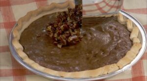 How to Make Jeff’s Brownie Pecan Pie | Jeff Mauro upgrades the usual pecan pie with a decadent brownie filling 🍫

Watch #TheKitchen, Saturdays @ 11a|10c and subscribe to discovery+ to watch… | By Food Network | Facebook