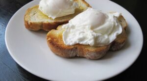 Game-changing method to poach eggs without a saucepan