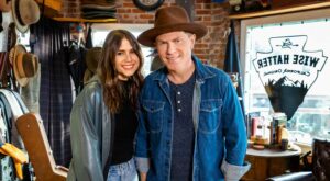Bobby Flay and Daughter Sophie Make Green Curry on Their New Show While Poking Fun at Ryan Reynolds – PEOPLE