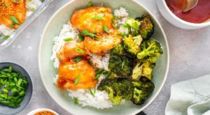 Sheet Pan Chicken Thighs and Broccoli with Sriracha Glaze – Carmyy.com