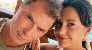 Bobby Flay and Girlfriend Christina Pérez Spend Date Night Cooking Carbone’s Spicy Vodka Pasta – PEOPLE