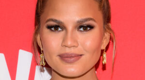 How Chrissy Teigen Adds A Bit Of Crunch To Mashed Potatoes – Mashed