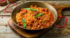 How to Cook Sausage in a Tomato Sauce Gravy | livestrong – Livestrong