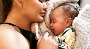 Chrissy Teigen Embraces ‘Lifetime Scars,’ Post-Baby Body in Nude Photo – AOL