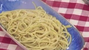 Delicious and only four ingredients- Cacio e Pepe using bucatini. This is one of my favorites to make at home because it’s so simple, so classic, and… | By Geoffrey Zakarian | Facebook