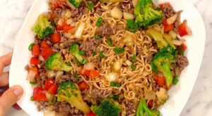 Easy Beef Ramen Noodles | Beef Ramen Noodles Stir Fry is a quick budget-friendly way to use instant ramen! Instead of using ramen soup packets, you will make quick homemade sauce,… | By What’s in the Pan | Facebook