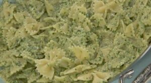 How to Make Spinach, Walnut, Golden Raisin Pasta | Homemade spinach and walnut pesto makes for a beautiful pasta dinner.

See Jeff Mauro on #TheKitchen, Saturdays at 11a|10c. | By Food Network | Facebook