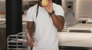 How to Make Darnell’s Onion Jam Burger | Darnell SuperChef Ferguson mixes sweet and savory to create the perfect topping for any juicy, cheesy burger! 🍔

#SuperchefGrudgeMatch is all-new Tuesday… | By Food Network | Facebook