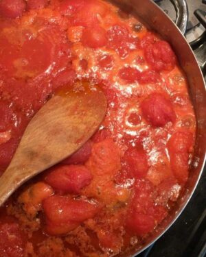 My second favorite use for end-of-summer tomatoes (after eating them raw with salt and olive oil!) is in a fresh, quick tomato sauce 🍅 | By Geoffrey Zakarian | Facebook
