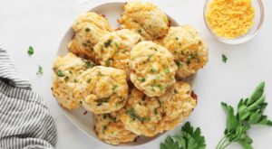 This Red Lobster Cheddar Bay Biscuit Recipe Is Surprisingly Easy — and Mouthwatering