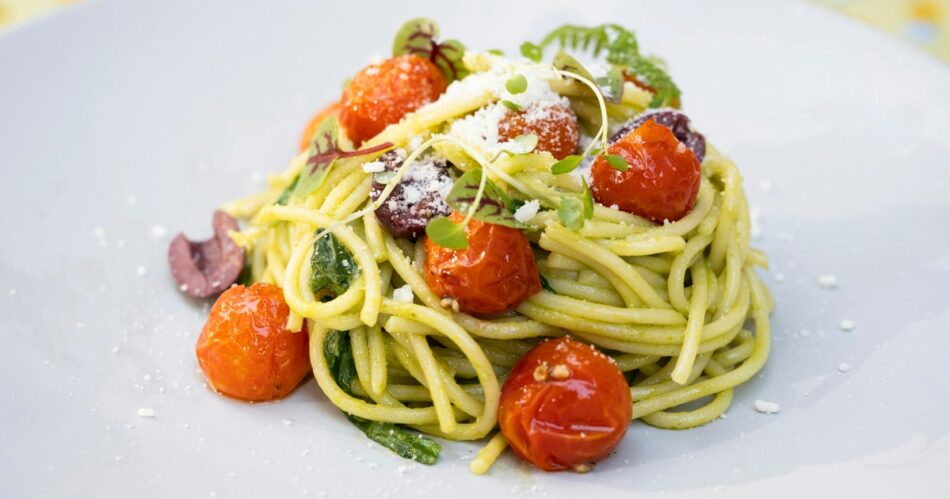 Try this fast and easy dinner recipe for spaghetti with arugula pesto
