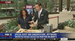CHICAGO CHEESESTEAK | Mmm…CHICAGO CHEESESTEAK

The Sandwich King, Jeff Mauro creates his Chicago cheesesteak on the show. 

Take notes ;)

Jeff Mauro #SandwichKing Pork &… | By ‏‎Jenny Milkowski TV‎‏ | Facebook
