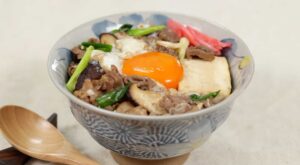 Sukiyaki Bowl Recipe (Easy Beef Donburi Rice Bowl with Tofu and Egg) – Cooking with Dog