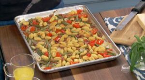 Roasted Gnocchi and Veggie Cheat Sheet | An entire dinner of roasted gnocchi and fresh veggies comes together on ONE sheet pan! 👏👏

Catch Jeff Mauro on new episodes of #TheKitchen, Saturdays at… | By Food Network | Facebook