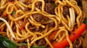 Easy Beef Chow Mein | Quick & Easy Beef Chow Mein for busy weeknight. Ready in 15mins. Full Written Recipe ▶ https://khinskitchen.com/easy-beef-chow-mein/ | By Khin’s Kitchen | Facebook