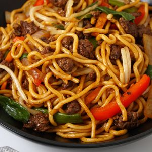 Easy Beef Chow Mein | Quick & Easy Beef Chow Mein for busy weeknight. Ready in 15mins. Full Written Recipe ▶ https://khinskitchen.com/easy-beef-chow-mein/ | By Khin’s Kitchen | Facebook