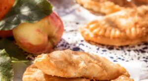 Jack’s fried pies: Trisha Yearwood’s recipe for fried apple fritters