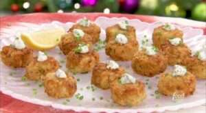 How to Make Geoffrey’s Brown Rice Crab Cakes | Geoffrey Zakarian uses a special ingredient to make suuuper crispy crab cakes with an herb aioli!😍🦀

Watch the full episode of #TheKitchen in the… | By Food Network | Facebook