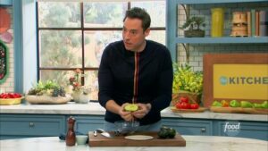 Easy Kitchen Hacks You Can Do With Your Microwave | Did you know you can ripen avocados in the MICROWAVE?! Our minds are BLOWN, Jeff Mauro 🤯🥑

Watch #TheKitchen, Saturdays @ 11a|10c and subscribe to… | By Food Network | Facebook
