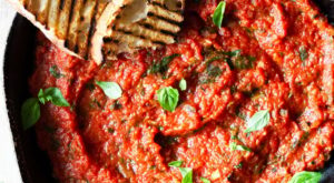 Authentic Italian Tomato Sauce – Quick, Easy & Delicious