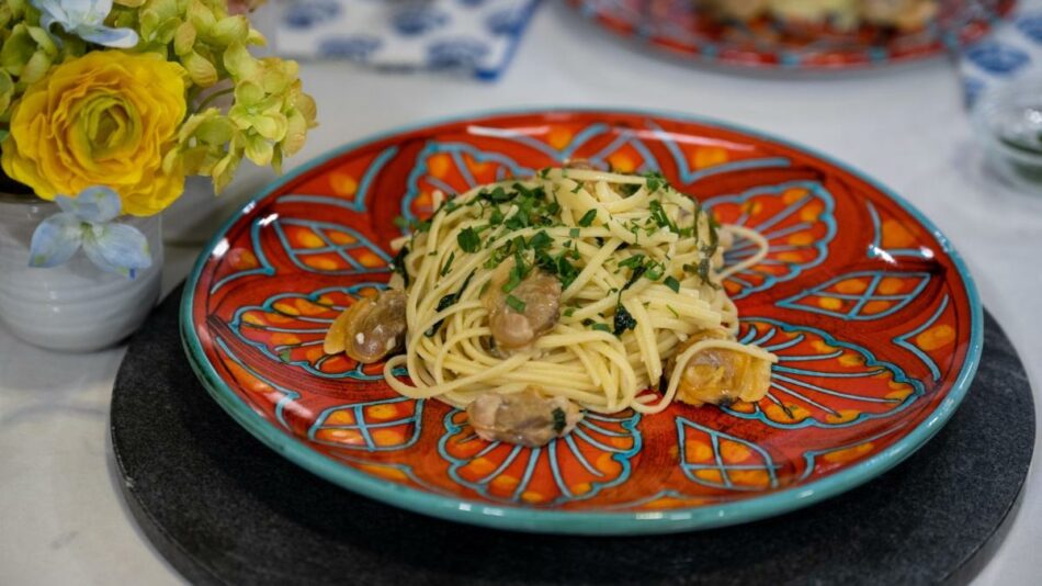 Alex Guarnaschelli shares her mom’s recipe for linguine with clams – Yahoo News