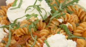 How to Make One-Pot Super Easy Fusilli | Get a hearty dinner on the table in under an hour. All you have to do is chop an onion and some garlic, assemble and wait. ⏲️🍝

Save Jeff Mauro’s recipe:… | By Gather | Facebook