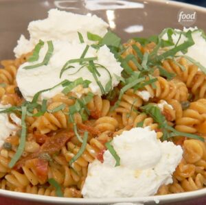 How to Make One-Pot Super Easy Fusilli | Get a hearty dinner on the table in under an hour. All you have to do is chop an onion and some garlic, assemble and wait. ⏲️🍝

Save Jeff Mauro’s recipe:… | By Gather | Facebook