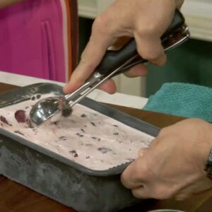 How to Make No-Churn Cherries ‘n’ Creme Ice Cream | Cherries ‘n’ Creme Ice Cream is SO easy to make – no churning required 🙌

See Geoffrey Zakarian on #TheKitchen > Saturdays at 11a|10c. | By Food Network | Facebook