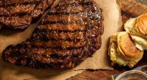 Publix Aprons put a new spin on an all-American dish with Three-Pepper Steak and Pull-Apart Cheesy Bread. Just add agave… | Recipes, Publix recipes, Cooking recipes