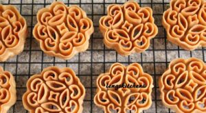 Kitchen Chaos: Beehive Cookies (Kuih Rose) 蜂窝饼 – Chinese New Year Series | Rose cookies, Recipes, Asian desserts – Pinterest